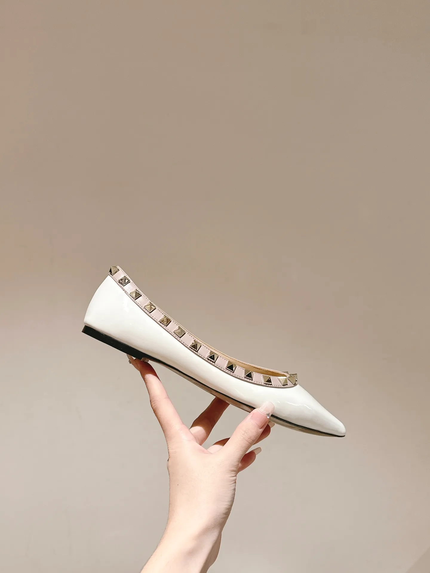 👟👟Ex-factory price 520👟👟 | ²⁰²4 𝐬𝐬 🤍🤎 Versatile series for all seasons! Is your shoe cabinet missing a pair? ! 🔥 The entire VALENTINO series is produced by Taiwan-funded factories! Getting in and out of the counter is stress-free! ROCKSTUD Valentino studded patent leather ballet flats ONE STUD retro craft pyramid large rivet buckle flats/high heels Smooth shoe lines and awesome version Comfortable upper foot. Increases height. Looks slimmer. Elongates leg lines Imported mirrored calfskin/cow patent leather/high-density silk material Lambskin lining Italian high-density genuine leather outsole Size35-39 (40/41/42 can be customized) Heel height: flat ♺Synchronized gift box💝packaging at the counter!